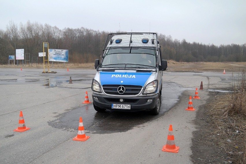 Policjanci uczyli się jeździć radiowozami (zdjęcia, wideo)