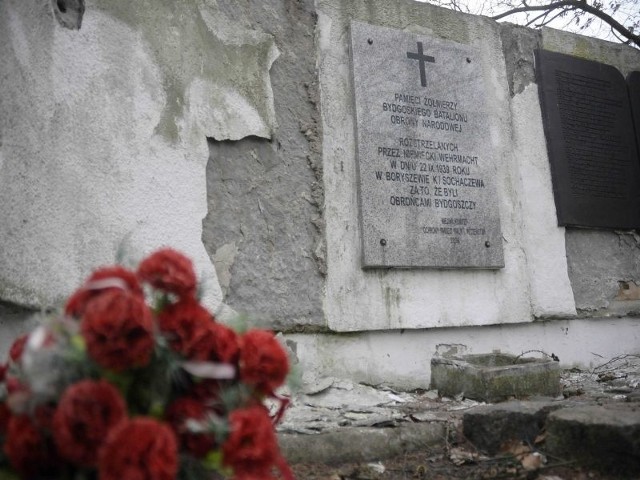 Pomnik pamięci zamordowanych polskich oficerów na cmentarzu Bohaterów Bydgoszczy jest doszczętnie ograbiony. Obelisk wygląda niczym ruina.
