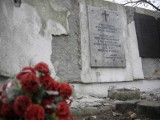 Z cmentarza na Wzgórzu Wolności skradziono wykonany z brązu krzyż Virtuti Militari - policja szuka sprawców