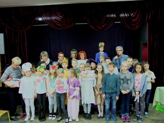 Zespół teatralny klasy IIA z Publicznej Szkoły Podstawowej numer 1 w Białobrzegach dostał nagrodę w kategorii ucznió klas od I do III.