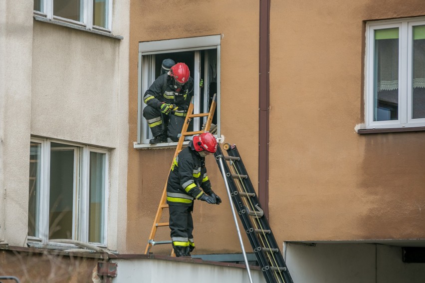 Pożar w bloku w Krakowie [ZDJĘCIA, WIDEO]