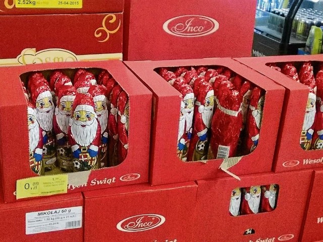 Mikołaje w sklepach już przed Wszystkimi Świętymi. Przyzwyczaj się!Czekoladowe mikołaje już na dziesięć tygodni przed Świętami Bożego Narodzenia czekają na klientów w bydgoskim Tesco.