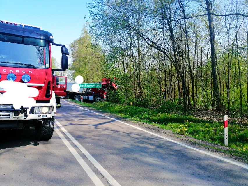 Włosty-Olszanka. Wypadek na DK66. Zderzenie dwóch ciężarówek. Droga zablokowana, objazd przez Plewki 