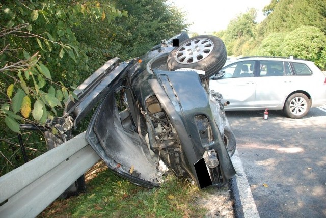 Do tragicznego wypadku doszło przed godz. 12 w Wielopolu Skrzyńskim. Zderzyły się dwie osobówki. Jedna osoba nie żyje, sześć zostało rannych. Z informacji, które przekazała policja wynika, że na drodze wojewódzkiej 986 w Wielopolu Skrzyńskim doszło do zderzenia skody i VW. Na miejscu zginął pasażer jadący skodą, sześć osób zostało rannych. Droga była całkowicie zablokowana, obecnie nie ma już utrudnień.