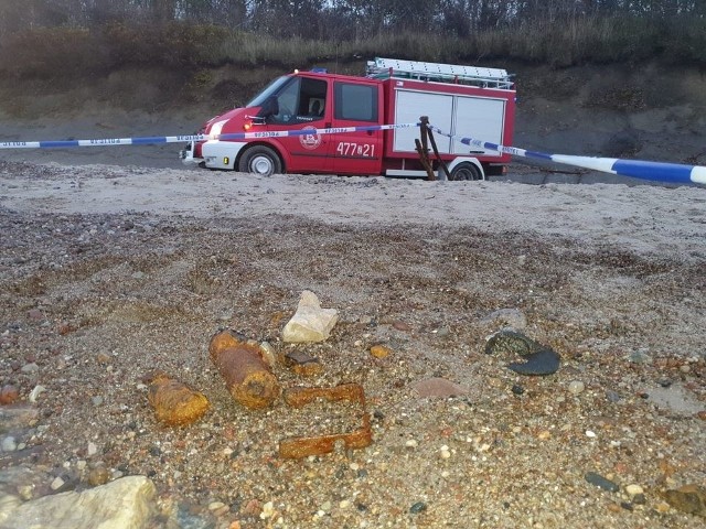 W niedzielę, 1 listopada, na kołobrzeskiej plaży spacerowicze znaleźli zardzewiałe pociski. Służby mundurowe zabezpieczyły to miejsce.