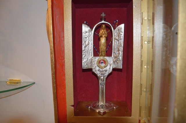 Relikwiarz z cząstką habitu świętej Rity umieszczono u stóp figury patronki rozwiązywania spraw beznadziejnych