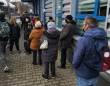 Kraków. Ogromne kolejki do punktu sprzedaży biletów MPK na Krowodrzy Górce. Mieszkańcy tracą nerwy [ZDJĘCIA]