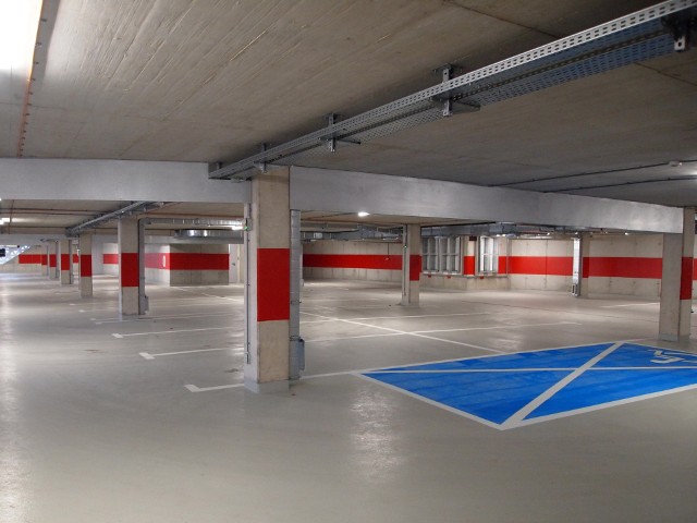 Wielopoziomowy parking w centrum Zakopanego stoi niemal pusty