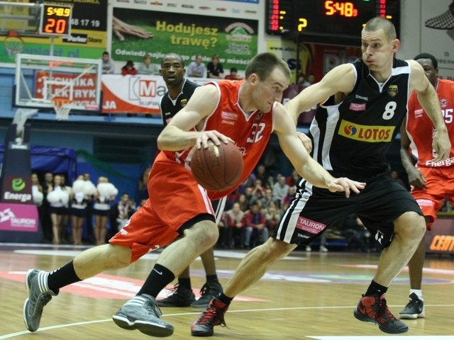 W meczu ekstraklasy koszykówki, Czarni Słupsk pokonali w hali Gryfia Trefla Sopot.