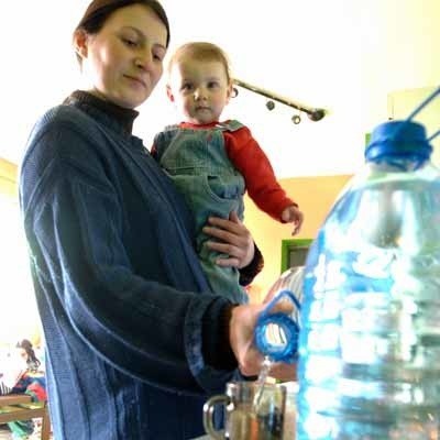 - Moje dzieci piją tylko butelkowaną wodę. Przywożę ją ze Strzelec, bo tam jest tańsza - mówi Jolanta Tarczyńska z Lipich Gór, na zdjęciu z 11-miesięczną Celinką