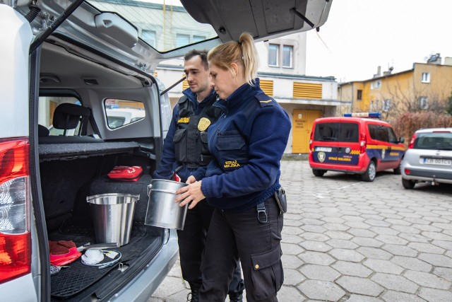 Bydgoscy strażnicy miejscy coraz częściej pobierają próbki z domowych palenisk gdy maja podejrzenia, że pali się w nich odpadami. "Nos" ich zwykle nie myli.