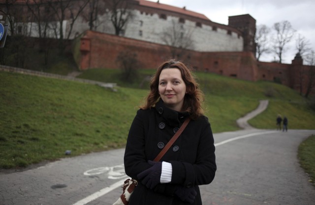 Tu, na bulwarach wiślanych pod Wawelem, Agata Bloswick już w marcu miała mieć swoją ławkę. Otrzyma ją dopiero w grudniu