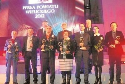 Laureaci nagrody "Perła Powiatu 2012". Z tyłu gospodarze powiatu wielickiego. Fot. Jolanta Białek