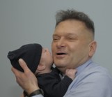 Krzysztof Rutkowski jako tata. Karmi synka butelką i zmienia mu pieluchy 