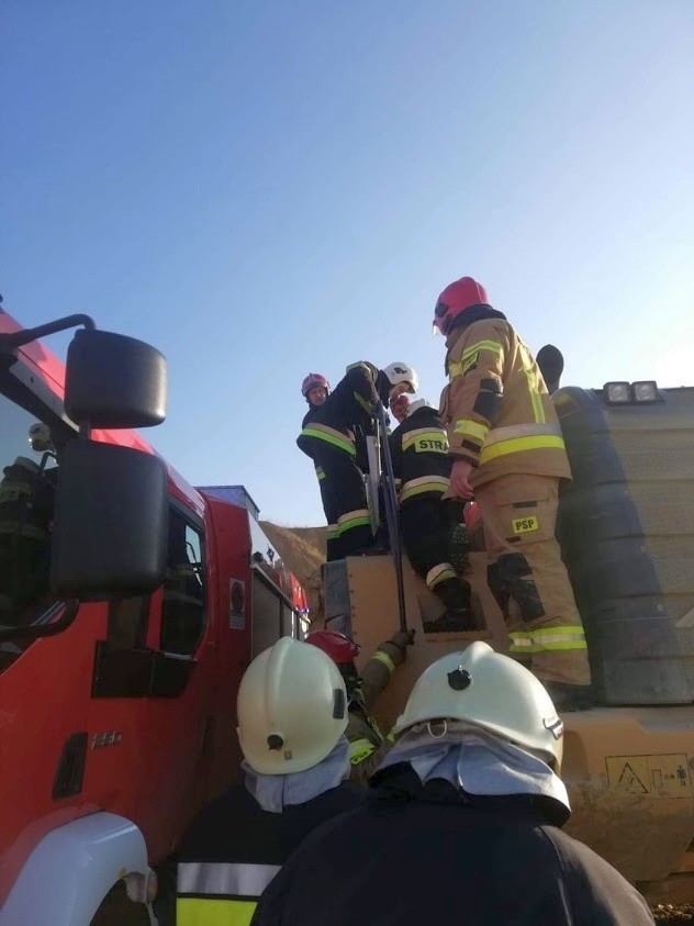 Tarnów Opolski: Strażacy na ratunek operatorowi koparki 