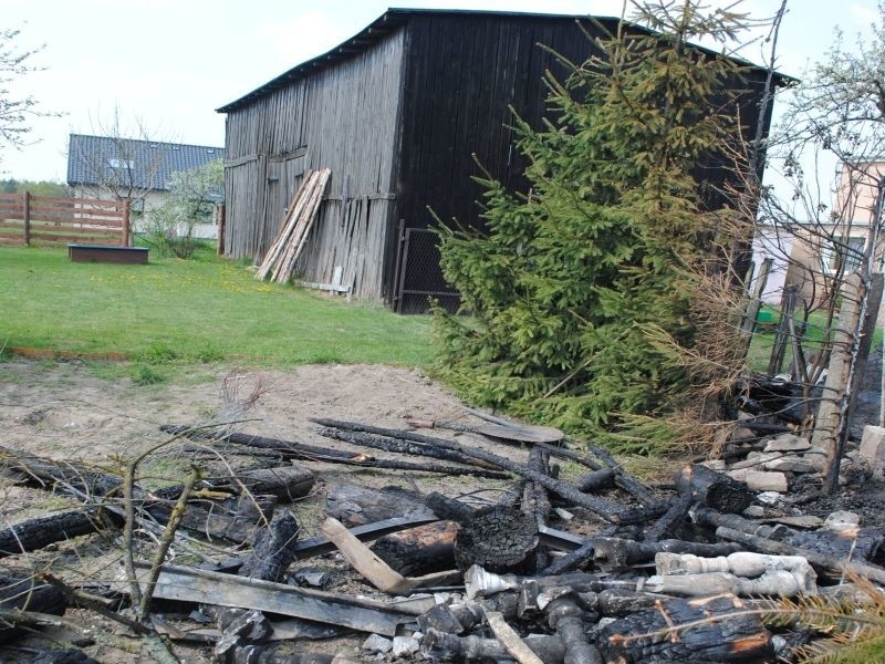 Strażacy uratowali dom mieszkalny i drewnianą oborę (na...