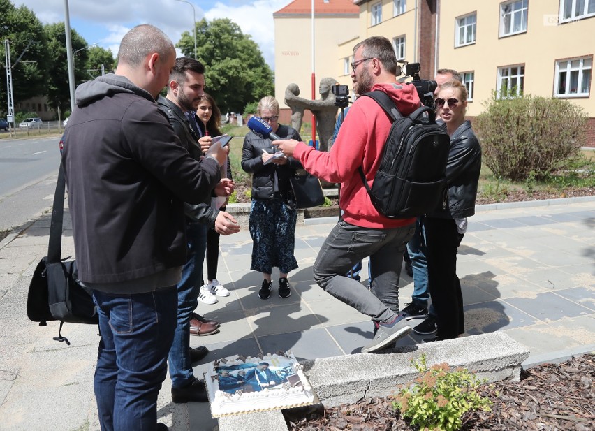 Gdzie jest prom? To już rocznica słynnej stępki. Tort nie osłodził sytuacji [WIDEO, ZDJĘCIA]