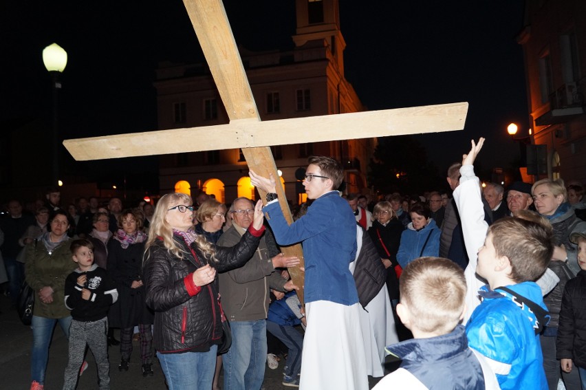 Droga krzyżowa parafii św. Antoniego przeszła ulicami Ostrołęki 