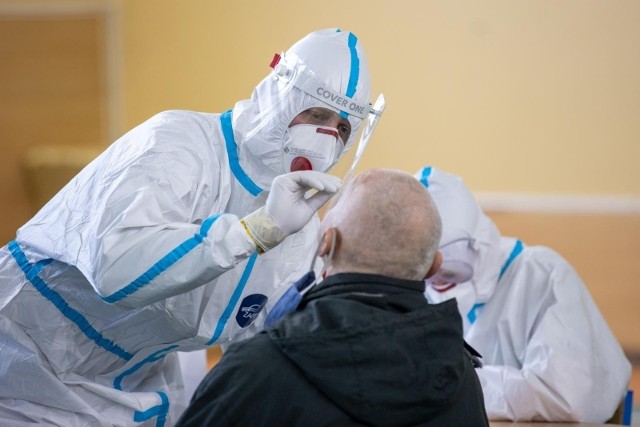 Od końca marca obowiązują nowe zasady testowania. Zgodnie z nimi przestał obowiązywać wymóg wykonania testu przed wyjazdem do sanatorium lub przed przyjęciem do szpitala.