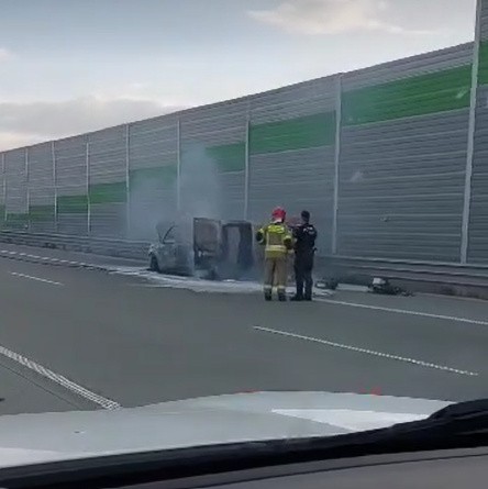 Pożar samochodu na autostradzie A1 pod Piotrkowem. Samochód spłonął na środku drogi ZDJĘCIA, FILM