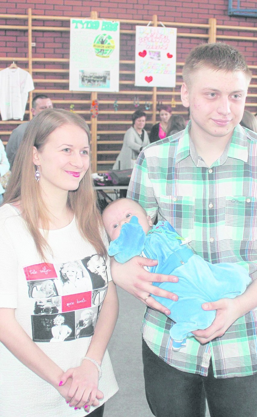Anna i Kacper Pelonowie razem z synkiem Oliwierem