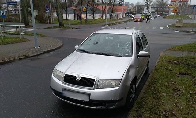 Dzisiaj (9 styczeń) około godziny 14:30 na ulicy Jana Kozietulskiego w Słupsku doszło do wypadku drogowego. - Ze wstępnych ustaleń poczynionych przez funkcjonariuszy wynika, że 23 - letnia kobieta kierująca pojazdem marki Skoda włączając się do ruchu nie ustąpiła pierwszeństwa kierującemu skuterem 50 - letniemu mężczyźnie, który jechał w kierunku ulicy Westerplatte.Kierująca osobową Skodą wymusiła pierwszeństwo przejazdu na prawidłowo jadącym skuterze. Poszkodowany mężczyzna z obrażeniami został odwieziony do słupskiego szpitala.Jesteś świadkiem wypadku? Daj nam znać! Poinformujemy innych o utrudnieniach. Czekamy na informacje, zdjęcia i wideo!■ Przyślij je na adres alarm@gp24.pl■ Wyślij za pomocą naszego Facebooka:GP24Masz informacje? Redakcja Głosu Pomorza i GP24.PL czeka na kontakt