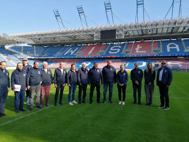 Przedstawiciele Stowarzyszenia Europejskich Komitetów Olimpijskich (EOC) wizytowali krakowskie obiekty przygotowywane na III Igrzyska Europejskie w 2023 roku. Na koniec zrobili sobie wspólne zdjęcie na stadionie Wisły.