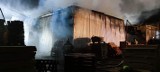 Ogromny pożar tartaku w Tucznie koło Wałcza. Dwóch strażaków poszkodowanych [ZDJĘCIA]