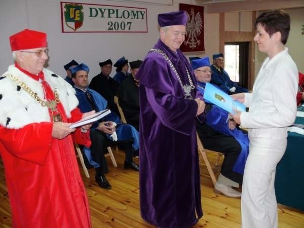 Dyplom otrzymuje jedna z najzdolniejszych studentek Bożena Moskal, która miała średnią ocen 4,9.