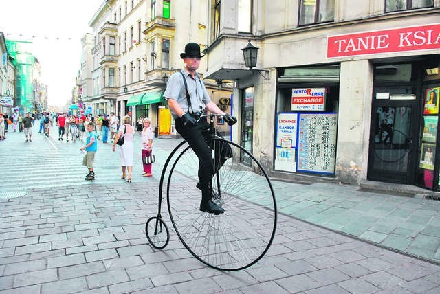 Janusz B., niegdyś kontrowersyjny szef toruńskich policjantów, lubił jeździć na bicyklu nawet po deptaku 