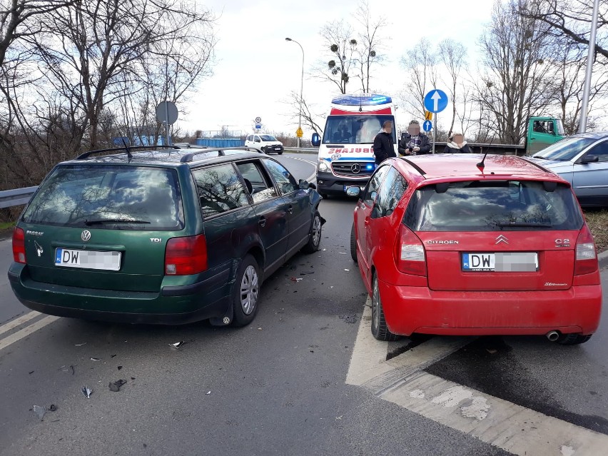 Wypadek na Brochowie. Trzy osoby trafiły do szpitala (ZDJĘCIA)