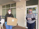 Jak radzą sobie Domy Pomocy Społecznej w czasie zarazy? Do dwóch placówek w Toruniu dotarły dary zakupione w ramach akcji „Wspieram DPS-
