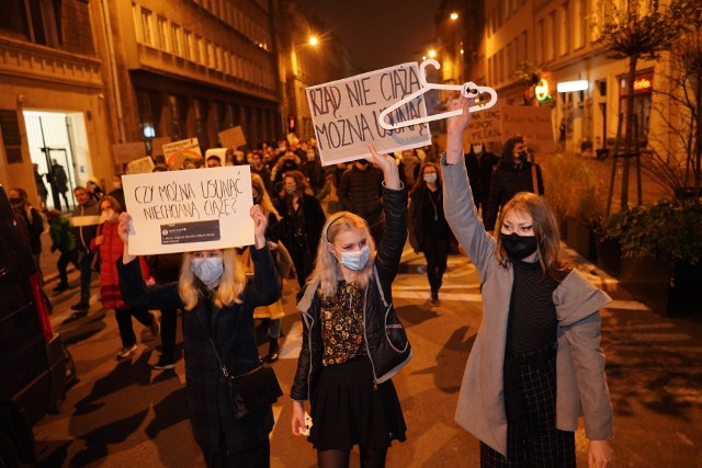 Protestujący zebrali się na placu Wolności w sobotę o godz. 17, by następnie wspólnie przejść ulicami miasta: Fredry, most Teatralny, Kaponiera, plac Mickiewicza, Święty Marcin i Ratajczaka.