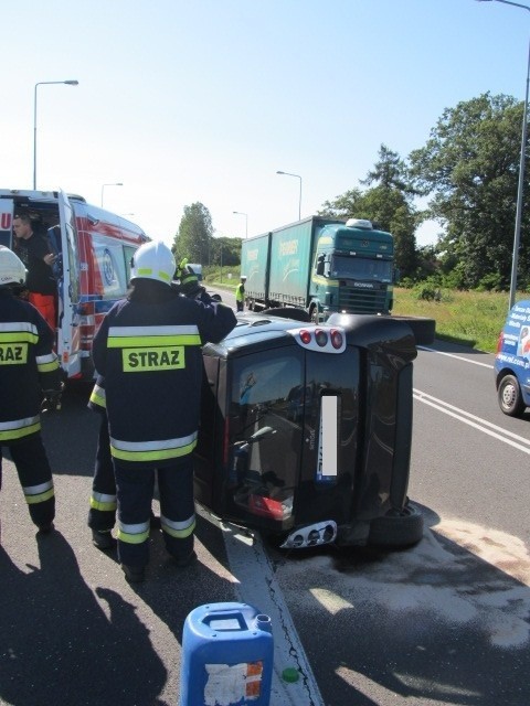 Wypadek na krajowej "szóstce". Smart wylądował na boku [zdjęcia]