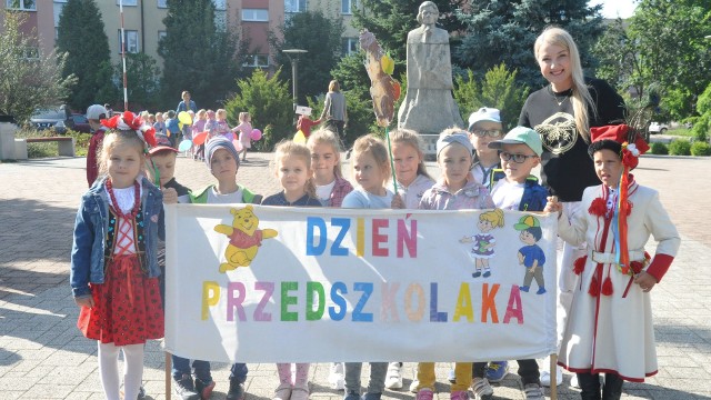 Ogólnopolski Dzień Przedszkolaka w Połańcu obchodzony był w poniedziałek, 21 września. - Święto to, wpisało się już  na stałe w nasz harmonogram uroczystości przedszkolnych. Mimo szczególnych warunków epidemiologicznych,  nie mogło być inaczej również i w tym roku, skoro czekają na nie dzieci ze wszystkich grup, od najmłodszych po najstarsze przedszkolaki.W tym dniu grupy 5 i 6 latków wybrały się na uroczysty przemarsz alejkami miasta , by z dumą śpiewając Hymn przedszkolaka, przypomnieć mieszkańcom Połańca o swoim święcie oraz podkreślić radość jaką odczuwają z przynależności do przedszkolnej społeczności. W pięknie udekorowanych salach czekało na wszystkie dzieci wiele atrakcji: tańce, zabawy, sportowe konkurencje, konkursy i ciekawe prace plastyczne, a wszystko po to by Przedszkolaki poczuły się w tym dniu wyjątkowo - relacjonowała Anna Arczewska-Żak.Nie mogło również zabraknąć rozmów na temat marzeń podopiecznych, śmiało można stwierdzić, że świat byłby o wiele piękniejszy gdyby choć część z nich mogła się spełnić. Wszyscy pracownicy Przedszkola na czele z dyrektor, Anną Kaniszewską w tym szczególnym dniu życzyli dzieciom spełnienia ich fantastycznych i mądrych marzeń oraz samych szczęśliwych i niezapomnianych dni w przedszkolu, w gronie swoich rówieśników i opiekunów.Szczegóły na kolejnych slajdach.(dor)