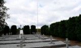 Maszt pod flagę Rzeczypospolitej Polskiej stanął na cmentarzu wojennym w Skalbmierzu. 5 sierpnia wciągnięta zostanie tam biało-czerwona