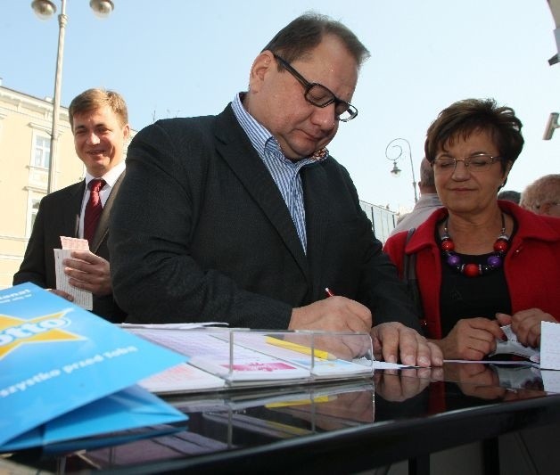 Poseł Ryszard Kalisz w namiocie Totalizatora Sportowego przy kieleckim deptaku skreślił sobie "szóstkę&#8221;. Wypełniał także kupony na życzenie przechodniów. Czy poseł przyniesie komuś szczęście? Na zdjęciu z posłem Sławomirem Kopycińskim i kandydatką do Sejmu, byłą posłanką Bożeną Kizińską.