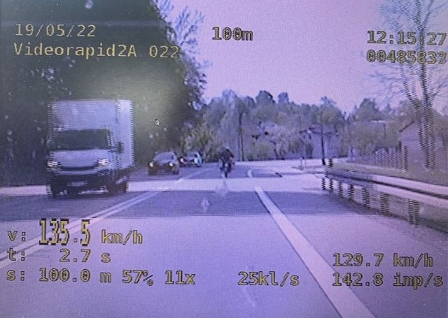 Policjanci z Wydziału Ruchu Drogowego komendy Miejskiej Policji w Słupsku zatrzymali do kontroli motocyklistę, który w obszarze zabudowanym jechał z prędkością 135 km/h. 40-latek został ukarany mandatem w wysokości 2500 zł. Stracił również prawo jazdy na najbliższe 3 miesiące.