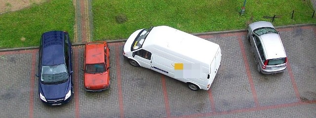 Samochód dostawczy zajął na parkingu trzy miejsca