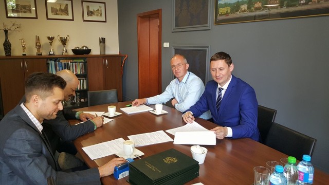 Burmistrz Bartłomiej Bartczak i naczelnik Krzysztof Olifirowicz-Kalinowicz podpisali umowę z firmą z Lubska.
