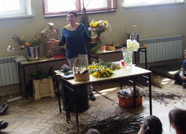Pokaz florystyczny w Wierzbicy Górnej.  Gościem szkoły podstawowej była florystka Monika Bębenek.