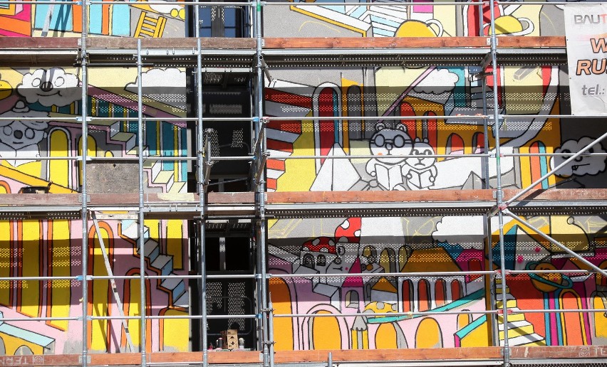 Autorką muralu na łódzkiej "Wieży Babel" jest Messy Desk z...