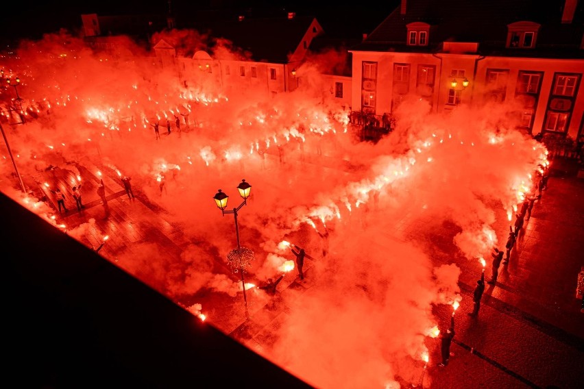 Tysiące rac na Rynku Kościuszki na stulecie Jagiellonii...