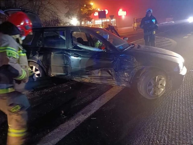Kierujący BMW uderzył w tył jadącego przed nim volkswagena, a następnie w znak drogowy