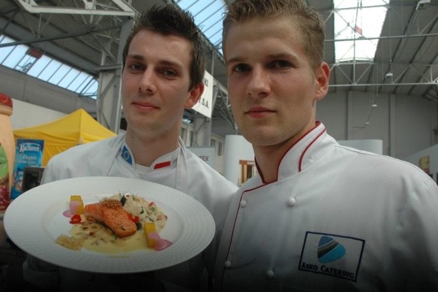 Maciej Duda (z prawej) i Krzysztof Janik ze swoim konkursowym daniem, które wygrało konkurs Złota Reneta