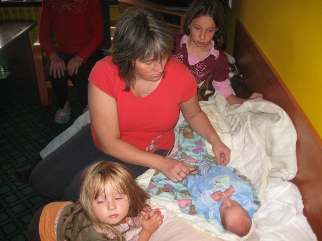 Agnieszka Dąbrowska wraz z mężem i dziećmi po pożarze spędziła noc w hotelowym pokoju. Na zdjęciu z Karolkiem oraz z córkami Karolinką i Patrycją.