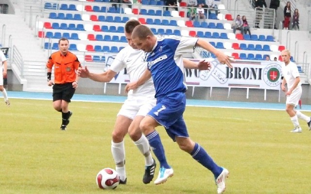 Na ból kolana narzeka Robert Kowalczyk (w niebieskim stroju) i nie wiadomo czy zagra przeciw swojemu byłemu klubowi ze Rzgowa.