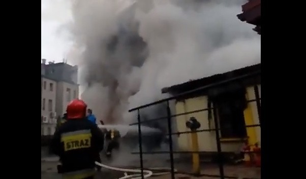 Pożar w Żywcu: w ogniu stanęły garaże obok restauracji WIDEO