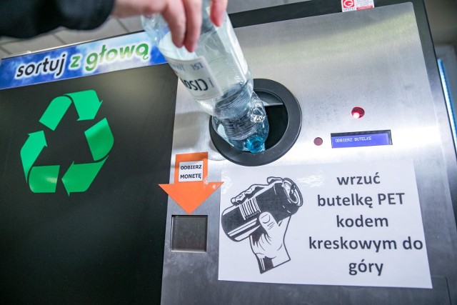 17.04.2019 krakow butelkomat magistrat al powstania warszawskiego opata z diety radnego wantucha butelka plastiwkowa pet segregacja reczkling fot. anna kaczmarz / dziennik polski / polska press