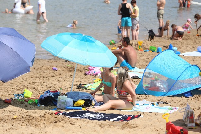 Piękna pogoda w sobotę 4 lipca przyciągnęła nad Pogorię III tłumy amatorów plażowania, kąpieli i sportów wodnych .Zobacz kolejne zdjęcia. Przesuwaj zdjęcia w prawo - naciśnij strzałkę lub przycisk NASTĘPNE